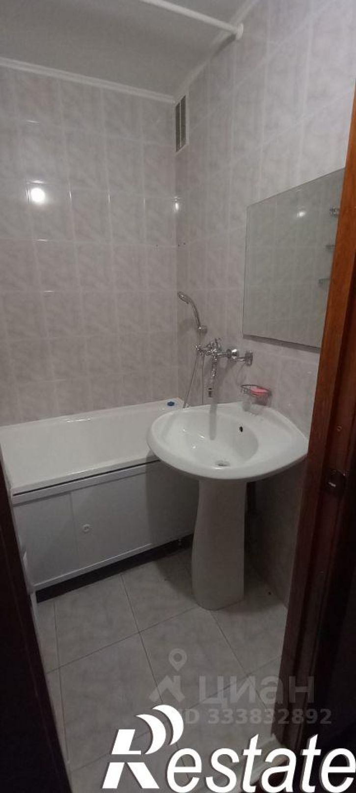 3-комн квартира улица Голосова, 103,  д. 103